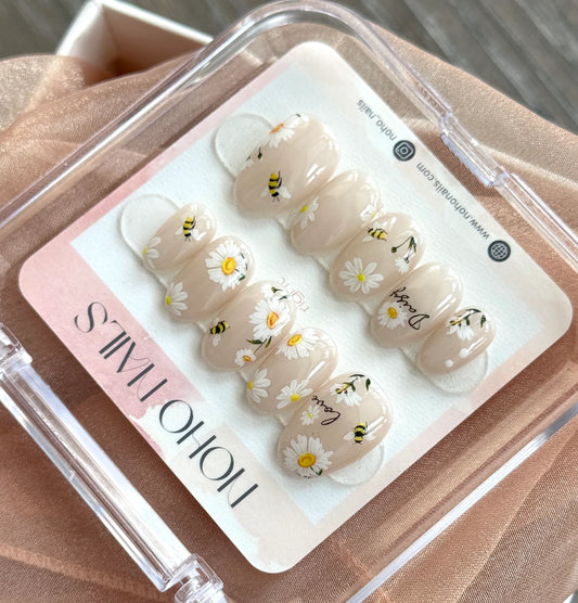 Bee-utiful Daisies - Noho Nails