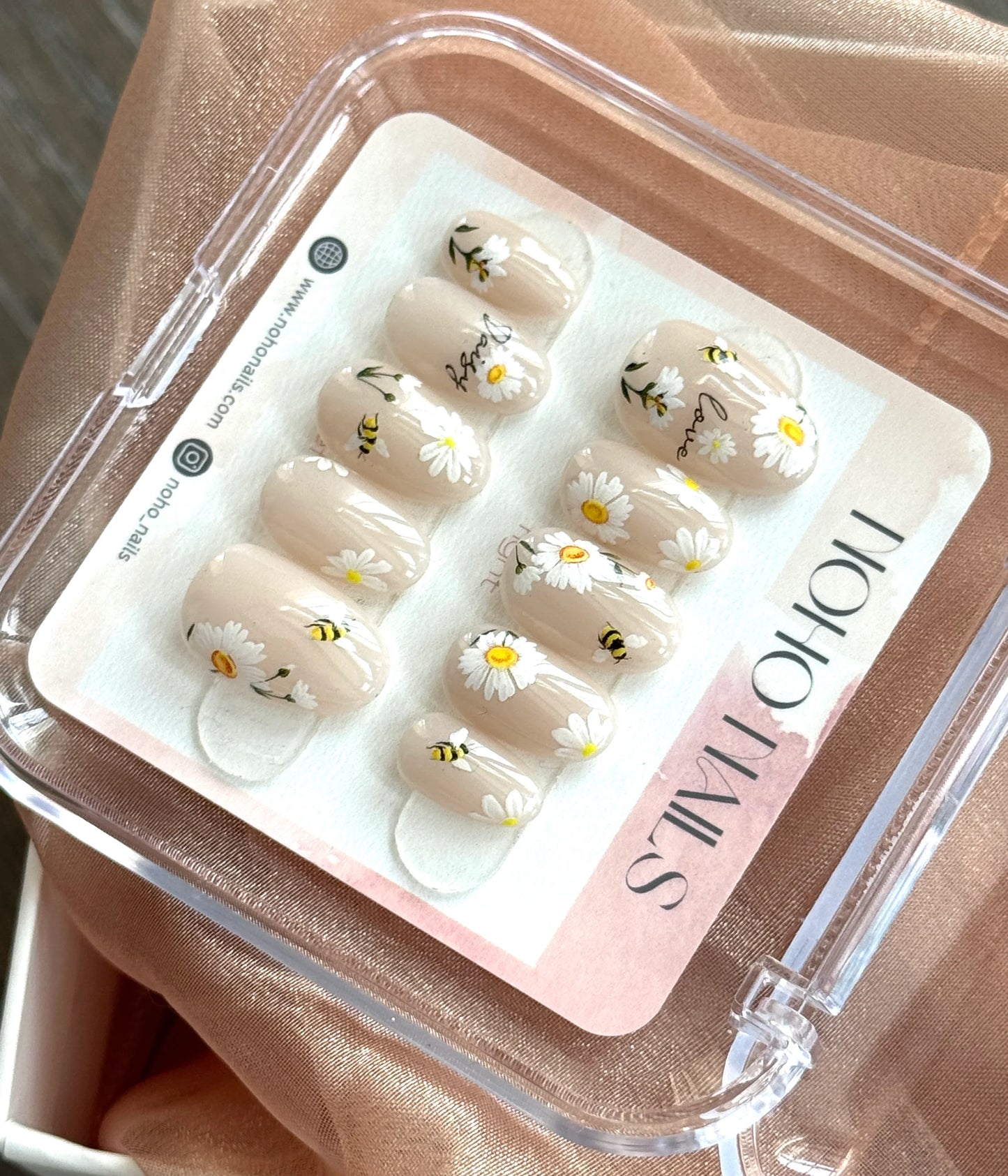 Bee-utiful Daisies - Noho Nails