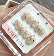 Bee-utiful Daisies - Noho Nails