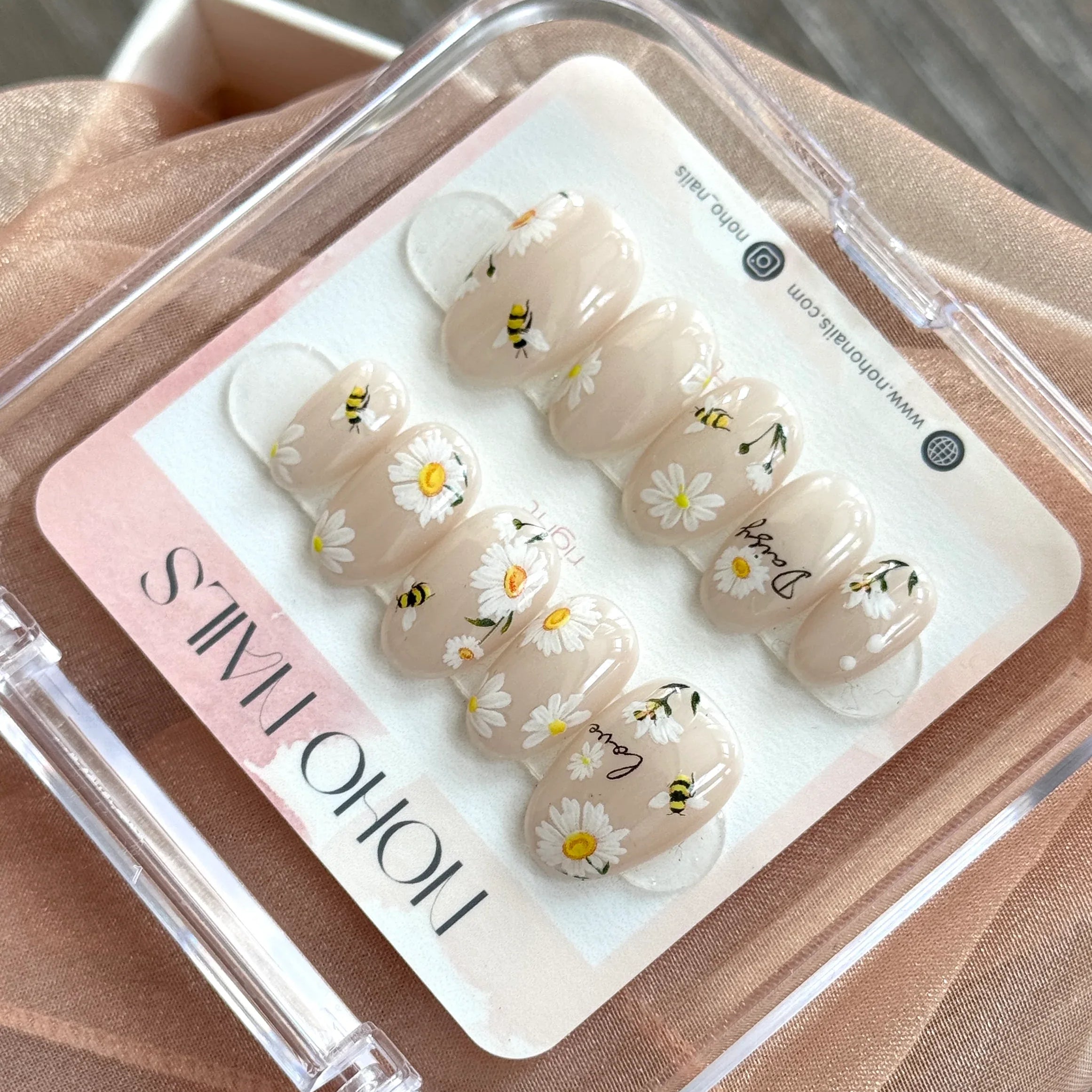 Bee-utiful Daisies - Noho Nails